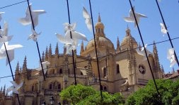Instalación colocada en la Plaza Mayor y compuesta por molinillos de papel. / ROSA BLANCO/
