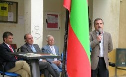 Raúl Ruiz Cortés, se dirige ayer a los vecinos de Báscones de Ojeda. en la presentación del escudo y la bandera. Detrás, Ignacio Cosidó, José María Hernández y Segundo Báscones. / EL NORTE/