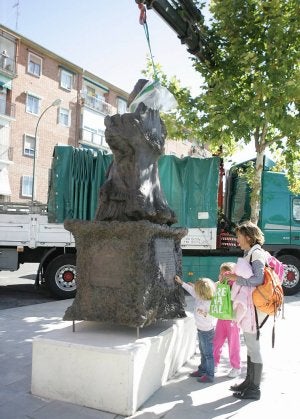 Trabajos para colocar la estatua en la confluencia del Paseo Don Juan de Austria con Turina. / H. S./