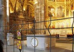 El presbiterio de la Catedral, vallado para acometer la obra./ R. H.-EFE/