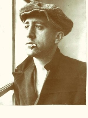 Carral vivió un mes entre rateros y mendigos para hacer su célebre serie de reportajes sobre los bajos fondos madrileños. Esta fotografía, cedida por su hija, fue portada de 'Estampa' en 1930. :: EL NORTE/