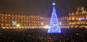 Un gran árbol de Navidad preside la Plaza Mayor de Salamanca, llena de jóvenes. ::
MANUEL BARROSO/