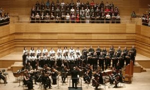 Los componentes de la OSCyL, rodeados por el coro vallisoletano, en un momento de la interpretación. :: GABRIEL VILLAMIL/