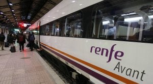 Viajeros se apean en la estación de Campo Grande de un Ave-Lanzadera procedente de Madrid. :: GABRIEL VILLAMIL/