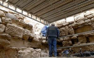 El yacimiento con decenas de lápidas romanas, en un lienzo de la muralla este de León. ::
J. CASARES-EFE/