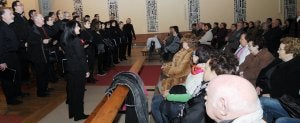 El público escucha una de las interpretaciones de la agrupación coral, que actuó en la iglesia de San Lorenzo. ::
NATI HERNÁNDEZ/