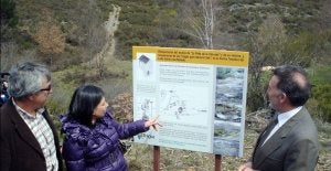 El alcalde de Puebla, la directora de Tragsa y el delegado del Gobierno, ante el cartel de la actuación medioambiental en el paraje del Centro del Lobo. :: EL NORTE/