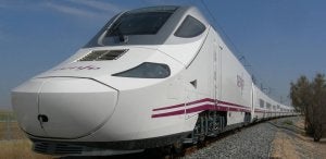 Un Talgo Bombardier AVE S-130, que Renfe utiliza con el nombre de Alvia. :: EL NORTE/