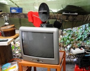 La televisión, con TDT, en la chabola de los 'okupas'. :: R. O./