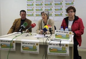 Julián Fernández, Josefina Fraile y Juliana Renedo, integrantes de la Plataforma Antinuclear Norte de Palencia, ayer. :: MERCHE DE LA FUENTE/