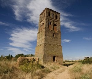 La torre mudéjar de la antigua iglesia de Villacreces es uno de los únicos testimonios de la presencia humana en la desaparecida localidad. :: FOTOGRAFÍAS DE GABRIEL VILLAMIL/