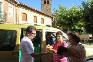 Tomasa y Loli compran pan a los panaderos que se acercan a Quintanilla. ::
L. S./