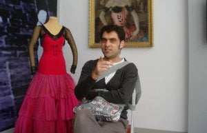 Daniel G. Cabrero posa junto a uno de los trajes de la artista. ::
C. C./