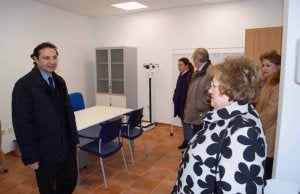 El alcalde conversa con una vecina. :: EL NORTE/