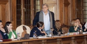 Mateo Pinilla se dispone a abandonar el pleno para no apoyar la moción sobre la caza que defendían sus compañeros. :: VÍCTOR HERRERO/