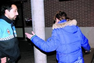 Un agente trata de convencer a la propietaria del perro para que lo entregue. :: F. I./