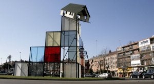 Dennis Oppenheim denominó 'Escenario para una película' el monumento al cine emplazado en la glorieta de La Rubia. :: RAMÓN GÓMEZ/