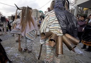 Desfile de cucurrumachos, que hacen sonar sus cencerros por las calles de Navalosa. ::
M. MARTÍN / ICAL/