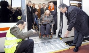 Técnicos de mantenimiento ajustan la pasarela telescópica al andén para que descienda del tren Roser Romero / Antonio Quintero/