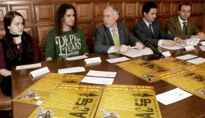 Laura Rodríguez, Álvaro Calvo, Heliodoro Gallego, Pedro Caballero y José Manuel Fernández, de izquierda a derecha, ayer. ::
VÍCTOR HERRERO/
