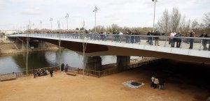 Decenas de personas pasearon ayer por el nuevo puente de Santa Teresa, justo después de que terminara el acto de inauguración. :: ANTONIO QUINTERO/