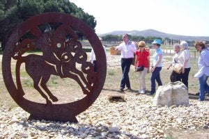 Representantes de los colectivos durante la visita al yacimiento de Pintia. ::
EL NORTE/