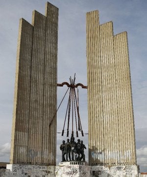 Monumento a Onésimo Redondo en el cerro de San Cristóbal. :: A. Q./