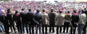 El presidente Herrera en el año 2002 en Villalar con el entonces secretario regional del PSOE, Ángel Villalba. A la derecha, Joaquín Díaz lee el Manifiesto en en el 2006. :: RAMÓN GÓMEZ/