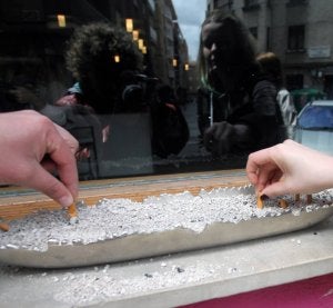 Cenicero instalado en la puerta de un establecimiento de hostelería de Palencia. :: MERCHE DE LA FUENTE/