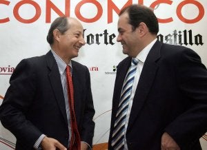 Fernando Fernández junto al delegado de El Norte en Segovia, Jaime Rojas, momentos antes del inicio del Foro Económico en el hotel Los Arcos, en Segovia. :: TOÑO DE TORRE/