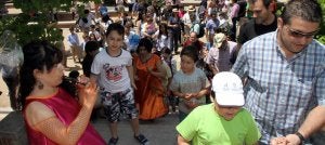 Niños y mayores observan a una de las actrices de Tamanka Teatro. :: ANTONIO TANARRO/