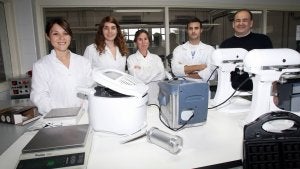 Los alumnos Patricia Vázquez, María Talegón, Carmen Siliuto y Mario Martínez, con el profesor Manuel Gómez Pallarés, en el obrador. ::
MERCHE DE LA FUENTE/