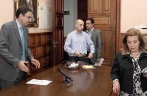 El alcalde, Alfonso Polanco, se dispone ayer a ofrecer una rueda de prensa acompañado por la concejala de Mayores, Milagros Carvajal, el concejal de Servicios Sociales, Miguel Ángel de la Fuente, y el director adjunto del Área de Servicios Sociales, Carlos del Olmo. :: VÍCTOR HERRERO./