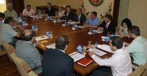 León de la Riva presidió la reunión de alcaldes del entorno de Valladolid, que se celebró en la sala de comisiones del Ayuntamiento de Valladolid. :: GABRIEL VILLAMIL/