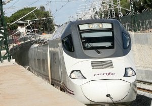 Un tren Alvia a su paso por el túnel del Pinar de Antequera. ::
RAMÓN GÓMEZ/