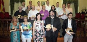 Los premiados posan con sus galardones junto a la alcaldesa de Paredes (centro). :: EL NORTE/