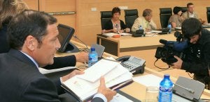 El consejero de Sanidad, Antonio Sáez Aguado (en primer plano) y la portavoz socialista de la comisión, Mercedes Martín, durante la comparecencia en las Cortes. :: H. SASTRE/