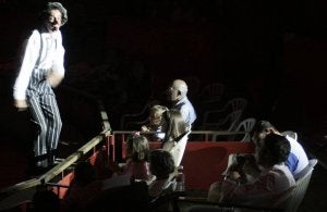 Uno de los payasos del circo Holiday interactúa el pasado sábado con el público. ::
VÍCTOR HERRERO/