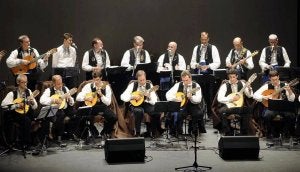 Integrantes de la Ronda Segoviana, durante el concierto de ayer. ::
JAVIER SEGOVIA/