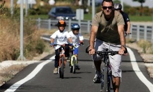 Varios ciclistas de todas las edades recorren el carril bici de Segovia a San Ildefonso, uno de los que están disponibles en la provincia. :: ANTONIO DE TORRE/