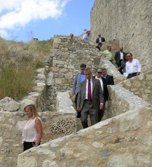 Las autoridades recorren la muralla de Pedraza. ::
EL NORTE/