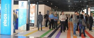 Los clientes hacen cola en los expositores de las nueve promotoras presentes en la VI edición del Salón Inmobiliario de Valladolid, que cerró ayer sus puertas. :: HENAR SASTRE/