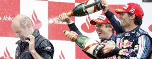 Vettel y Weber rocían de champán a Newey en el podio del Gran Premio de Inglaterra del 2009 . :: ANDREW WINNING-REUTERS/