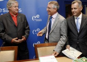 Manuel Soler, presidente de la CVE, junto al alcalde de Villanubla, Félix Velasco, y el arquitecto Gregorio Alarcia. :: A. Q./