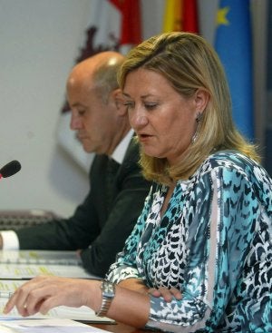 La consejera Pilar del Olmo, junto al director general de Presupuestos. :: M. CH.-ICAL/