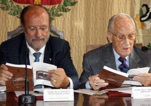 Javier León de la Riva, junto a Josemaría de Campos Setién en la presentación de la obra. :: MARÍA MIGUEL/