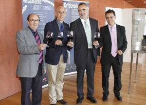 J. M. Ruiz, Santos, Sanz y P. Ruiz brindan tras el acuerdo. ::
A. O./