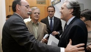 El secretario de Estado Mario Bedera saluda a López Garrido. ::
ICAL/