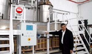 El director, Luis Martínez de San Vicente, explica las características de las instalaciones de la fábrica de Cuéllar. :: M. RICO/
