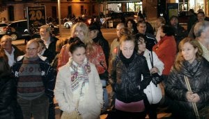 Algunos de los manifestantes, ayer ante la sede de la Dirección Provincial de Educación. ::
J. SEGOVIA/